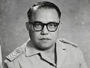 Oevaang Oeray: Tokoh Dayak, Guru hingga Gubernur Kalbar