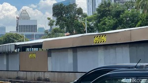 Atap Lintasan MRT Tertimpa Pohon Tumbang di Senayan Kini Diberi Penutup