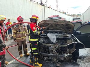 Diduga Korslet, Mobil Terbakar di Underpass Dustira Cimahi