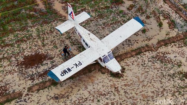 Potret Pesawat Cessna Jatuh di Tengah Sawah Warga Karawang