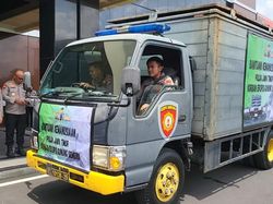 5 Truk Bantuan Polda Jatim Diberangkatkan untuk Korban Semeru