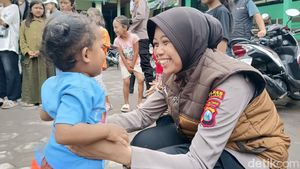 Keceriaan Anak-anak di Pengungsian Semeru Dapat Trauma Healing Dari Polisi