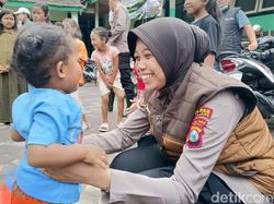 Keceriaan Anak-anak di Pengungsian Semeru Dapat Trauma Healing Dari Polisi