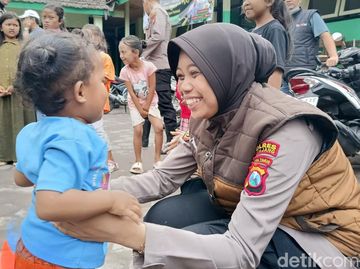 Keceriaan Anak-anak di Pengungsian Semeru Dapat Trauma Healing Dari Polisi