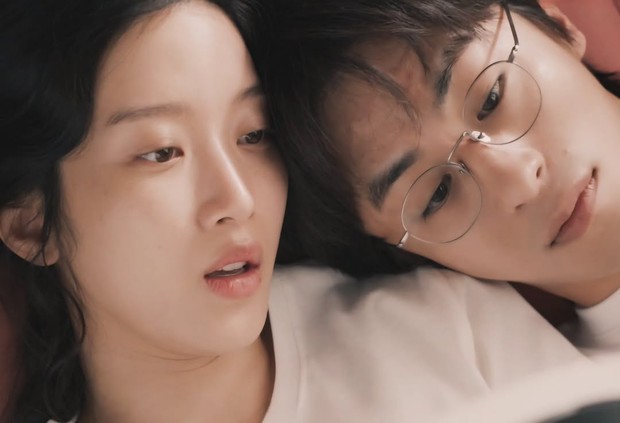 Potret Moon Ga Young dan Koo Kyo Hwan dalam film 'Us and Them'/ Foto: instagram.com/showbox.movie Film 'Us and Them' akan mengajak penonton menyaksikan kisah cinta manis Moon Ga Young dan Koo Kyo Hwan di masa lalu. Alur mundur yang disajikan cocok dengan tema akhir tahun.