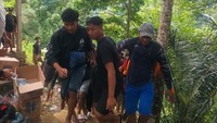 Nonton Evakuasi Jenazah di Air Terjun Kebo Iwa, Pria Jatuh dari Tebing
