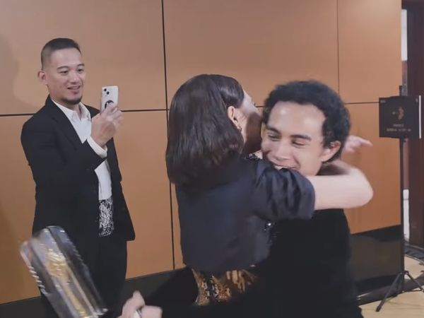 Pelukan Cinta Prilly Latuconsina untuk Omara yang Menang Piala Citra Pertama