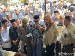 Tangis Walkot Malang Pecah Saat Antarkan Istri ke Peristirahatan Terakhir