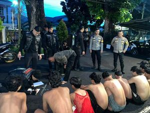 Polisi Kejar Gerombolan ABG Bogor Mau Tawuran, 10 Orang Diciduk-Sajam Disita