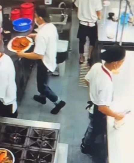 Restoran diprotes gegara potong kepiting Duh! Restoran Ini Diprotes Gegara Chef Potong Kepiting di Atas Lap