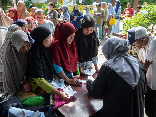 Warga Tangerang Antre Bantuan Pangan, Pemkot Salurkan Beras dan Minyak Goreng