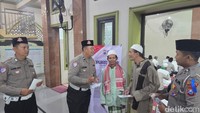 Satlantas Polres Pasuruan Kota Sosialisasi Lalin pada Jemaah Salat Subuh