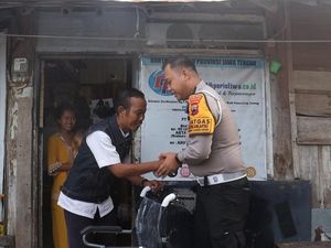 Satlantas Polres Pemalang Jenguk-Beri Kursi Roda ke Korban Kecelakaan