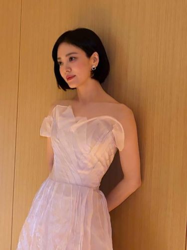 Song Hye Kyo memamerkan gaya yang awet muda dan menawan saat menghadiri Blue Dragon Film Awards 2025.