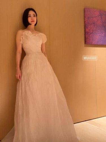 Song Hye Kyo memamerkan gaya yang awet muda dan menawan saat menghadiri Blue Dragon Film Awards 2025.