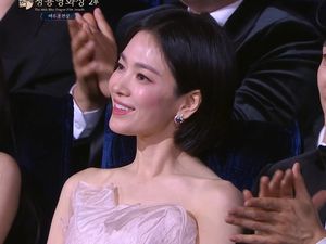 Pesona Song Hye Kyo Tak Tertandingi, Cantik Bersinar di Blue Dragon Awards