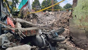 Detik-detik Tembok Sekolah di Palmerah Roboh Timpa Motor-Tutup Akses Warga