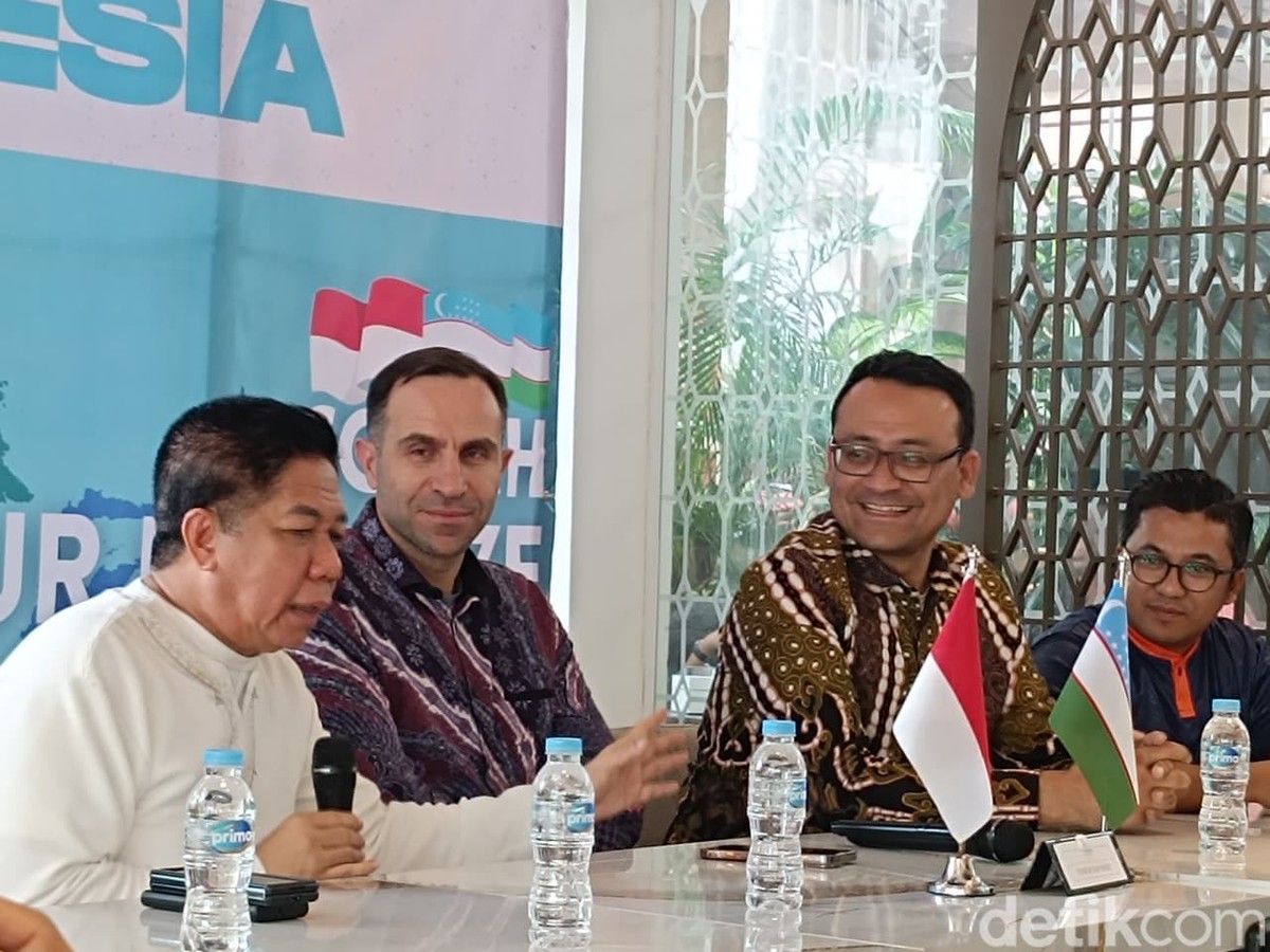 Effendi Gazali (paling kiri) dan Timur Kapadze (di sebelahnya) (Foto: Muhammad Robbani/detikSport)