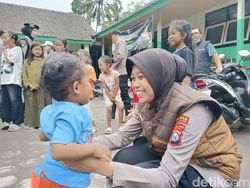 Anak Pengungsi Semeru Ceria Lagi Usai Trauma Healing Polres Lumajang