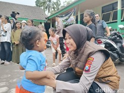 Anak Pengungsi Semeru Ceria Lagi Usai Trauma Healing Polres Lumajang