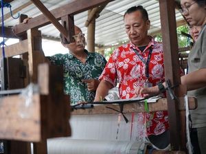 UK Petra Kembangkan Tenun-Bambu Jombang Jadi Produk Interior Kekinian