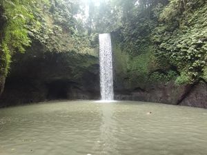 Pesona Air Terjun Tibumana: Gerojokan di Tebing Setengah Lingkaran