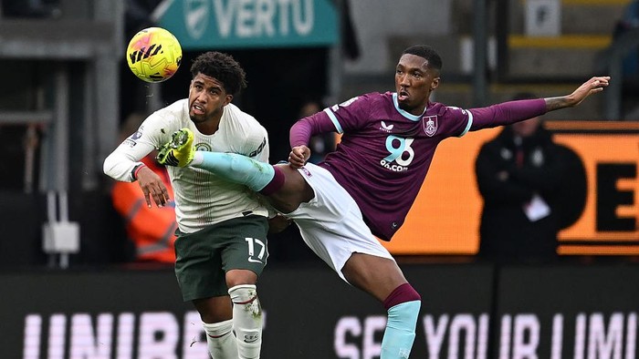 BURNLEY, ENGLAND - NOVEMBER 22: Andrey Santos of Chelsea battles for possession with Jaidon Anthony of Burnley during the Premier League match between Burnley and Chelsea at Turf Moor on November 22, 2025 in Burnley, England. (Photo by Darren Walsh/Chelsea FC via Getty Images)