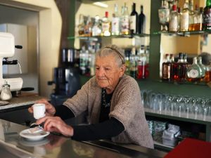 Kisah Anna, Barista Berusia 101 Tahun Penebar Kebahagiaan Lewat Kopi