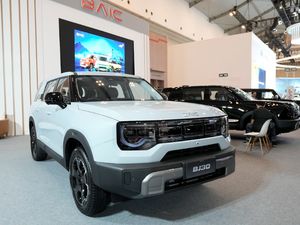 BAIC BJ30 Hybrid FWD Meluncur, Harga Rp 499 Juta!