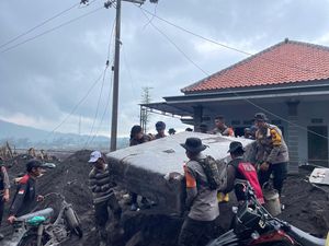 Brimob Polda Jatim Gelar Operasi Kemanusiaan Bantu Korban Terdampak Erupsi Semeru