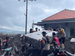 Brimob Polda Jatim Gelar Operasi Kemanusiaan Bantu Korban Terdampak Erupsi Semeru