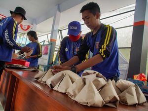 Dapur Umum Lumajang Siapkan Ratusan Porsi Makanan untuk Pengungsi Erupsi Semeru