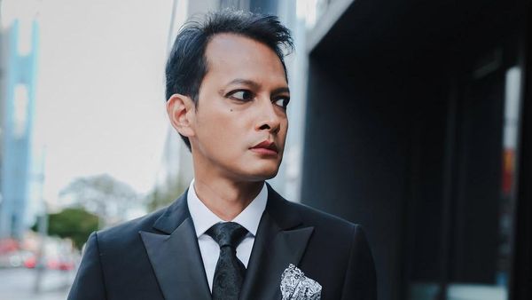 Fedi Nuril Pakai Eyeliner, Buktikan Bikin Hoki