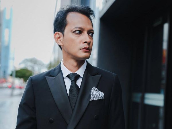 Fedi Nuril Pakai Eyeliner, Buktikan Bikin Hoki