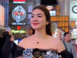 Felicya Angelista Curi Atensi, Keliling Jepang Pakai Gaun Batik Sabrina