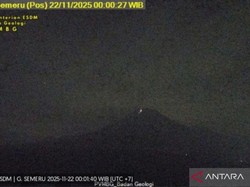 Berstatus Awas, Gunung Semeru Embuskan Asap Setinggi 1.000 Meter