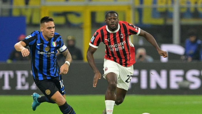 MILAN, ITALY - SEPTEMBER 22: Lautaro Martinez of FC Internazionale and Youssouf Fofana of AC Milan in action during the Serie A match between FC Internazionale and AC Milan at Stadio Giuseppe Meazza on September 22, 2024 in Milan, Italy. (Photo by Giuseppe Bellini/Getty Images)