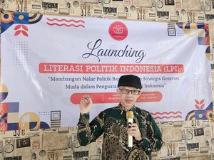 Pakar Politik Ujang Komarudin Launching Literasi Politik Indonesia untuk Pemuda