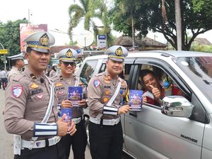 Senangnya Pengendara di Magetan Dapat Bunga dan Coklat Saat Operasi Zebra