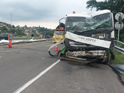 Truk Tabrak Alphard di Tol Gayamsari Semarang, 2 Orang Tewas