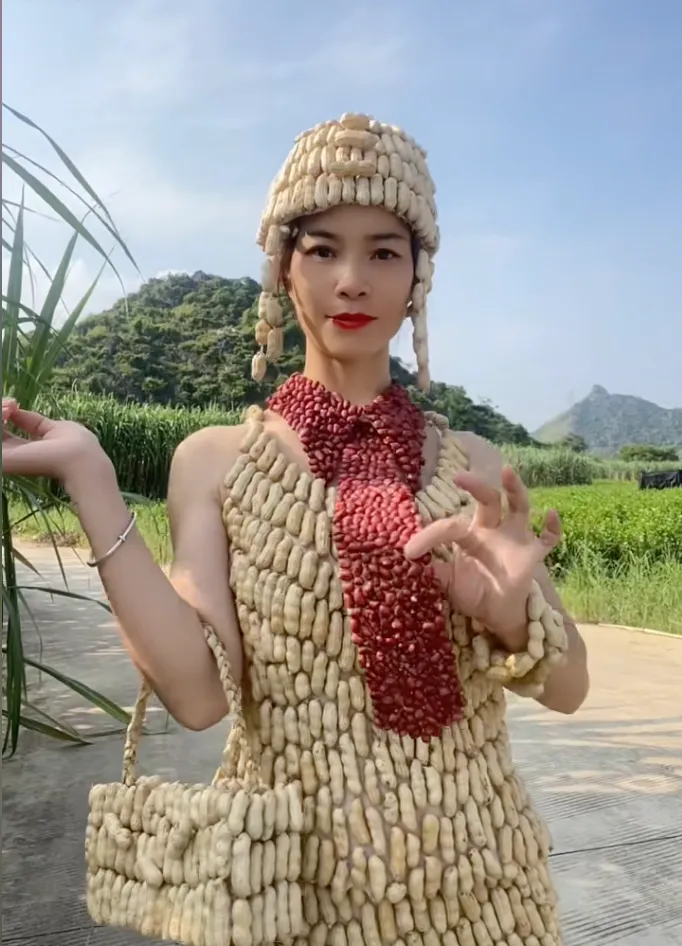 Kreatif! Konten Kreator Ini Bikin Gaun Mewah dari Kulit Kacang dan Jagung Konten kreator asal Hengzhou, China ini menjadi perhatian setelah karyanya yang memanfaatkan limbah pertanian.