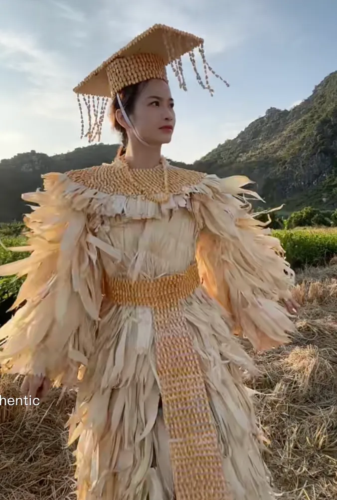 Kreatif! Konten Kreator Ini Bikin Gaun Mewah dari Kulit Kacang dan Jagung Konten kreator asal Hengzhou, China ini menjadi perhatian setelah karyanya yang memanfaatkan limbah pertanian.