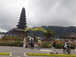 Ulun Danu Beratan Dikunjungi Ribuan Wisatawan Saat Umanis Galungan