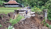 Penampakan Jalan Amblas 17 M di Kedungmiri Bantul, Kini Jadi Tontonan Warga