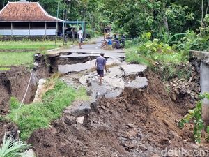 Penampakan Jalan Amblas 17 M di Kedungmiri Bantul, Kini Jadi Tontonan Warga