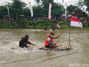 Keseruan Lomba Balap Getek di Festival Sungai Lika Liku Trenggalek