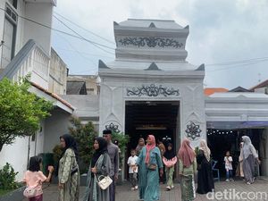Mahasiswa Asing Kagumi Arsitektur dan Kisah Wali Songo di Ampel