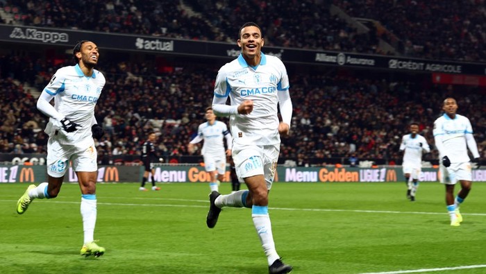 Soccer Football - Ligue 1 - OGC Nice v Olympique de Marseille - Allianz Riviera, Nice, France - November 21, 2025 Olympique de Marseille's Mason Greenwood celebrates scoring their third goal with Pierre-Emerick Aubameyang REUTERS/Manon Cruz