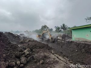 Potret Alat Berat Bersihkan Sisa Material Erupsi Gunung Semeru