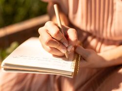 27 Contoh Surat untuk Hari Ibu yang Menyentuh Hati, Bisa Dibacakan Anak SD